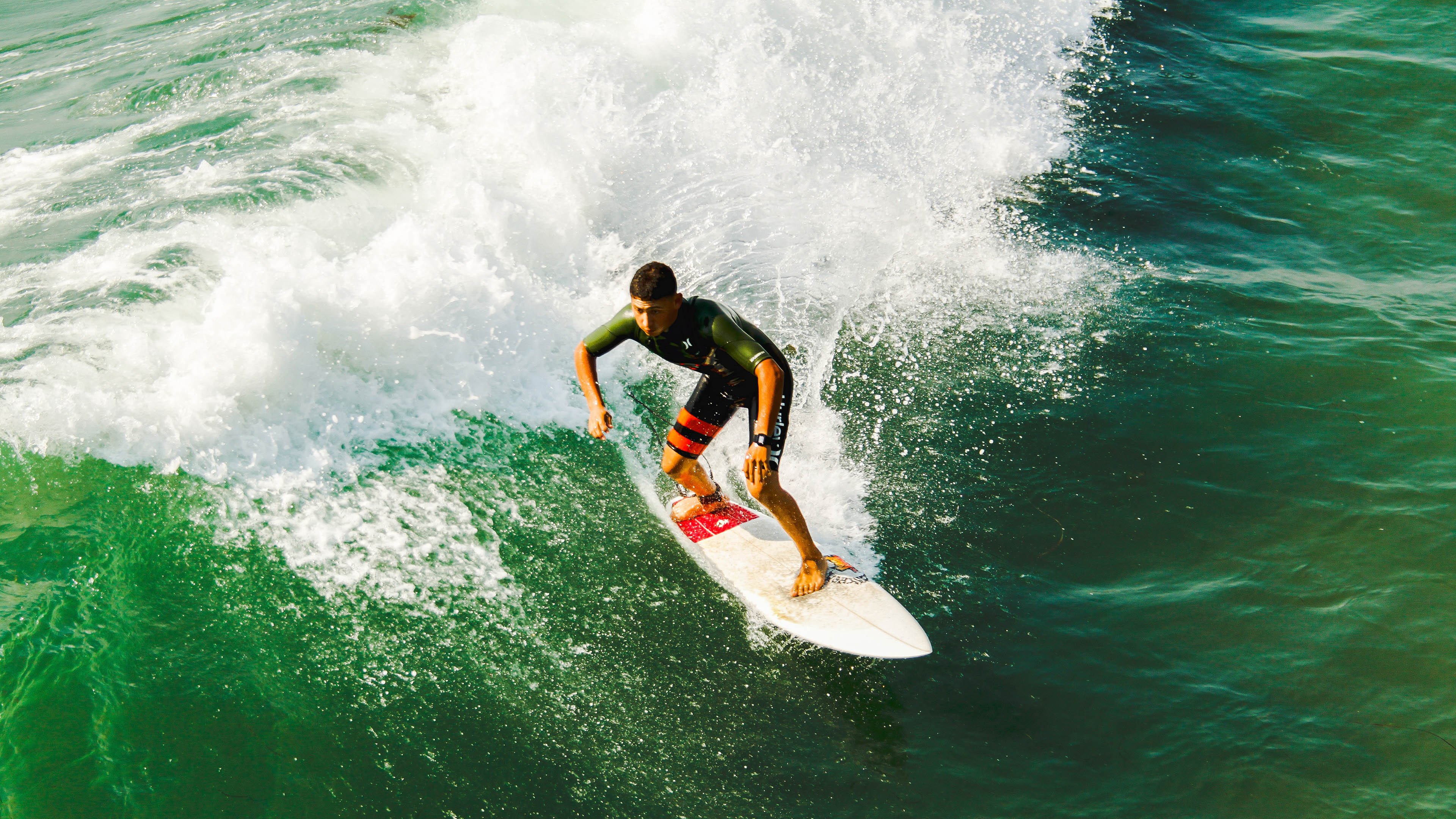 _温暖瞬间:运动员赛后帮助对手站起来_,运动员受伤后继续比赛的精神
