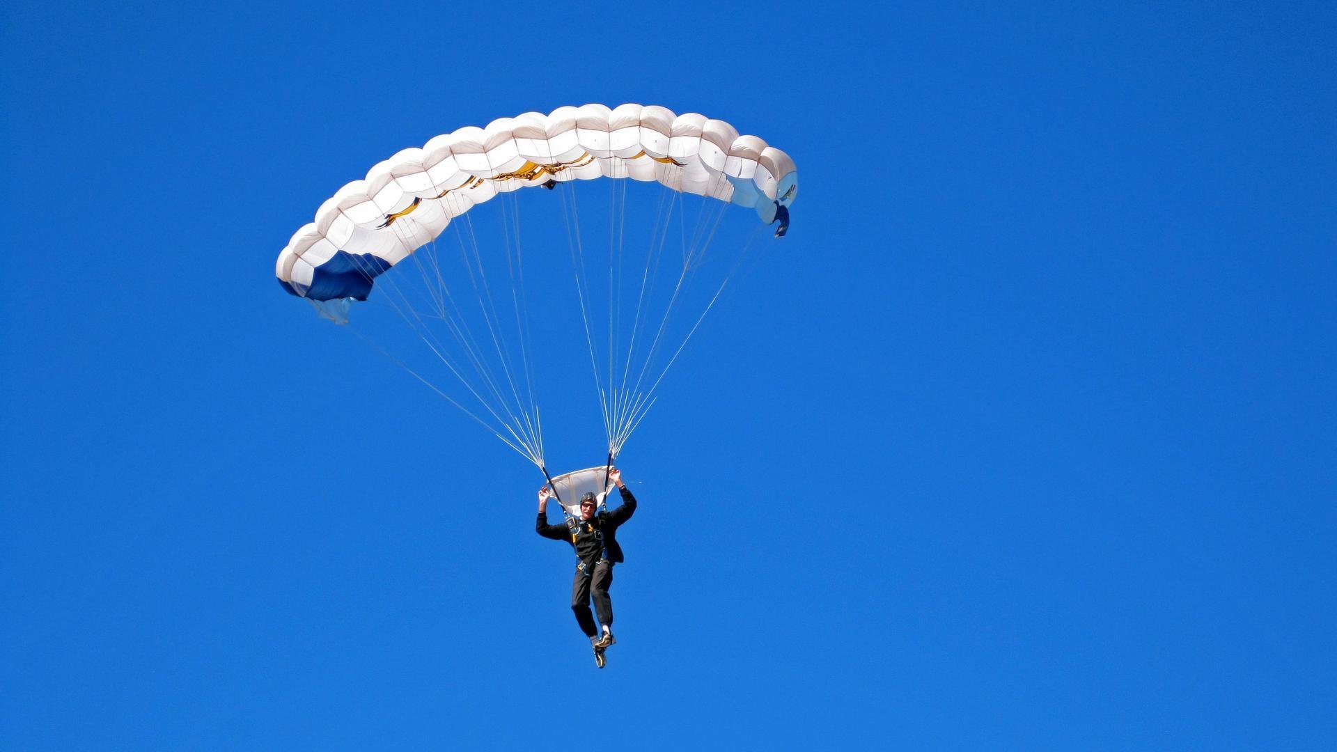 基：全黑队的“防守专家”，关键时刻总能做出精准判断